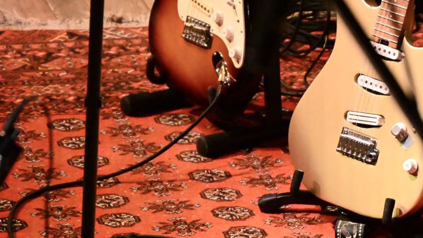 Es ist angerichtet. Insgesamt standen zehn Musikerinnen und Musiker auf der Bühne des Zuoz Globe. Foto: Sina Margadant