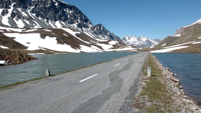 Il grand cusglier Felix Schutz da Filisur ho inoltro ün’incumbenza a la Regenza chi dumanda da piglier imsüras per  avrir pü bod il Pass da l’Alvra (fotografia: Peter de Jong).