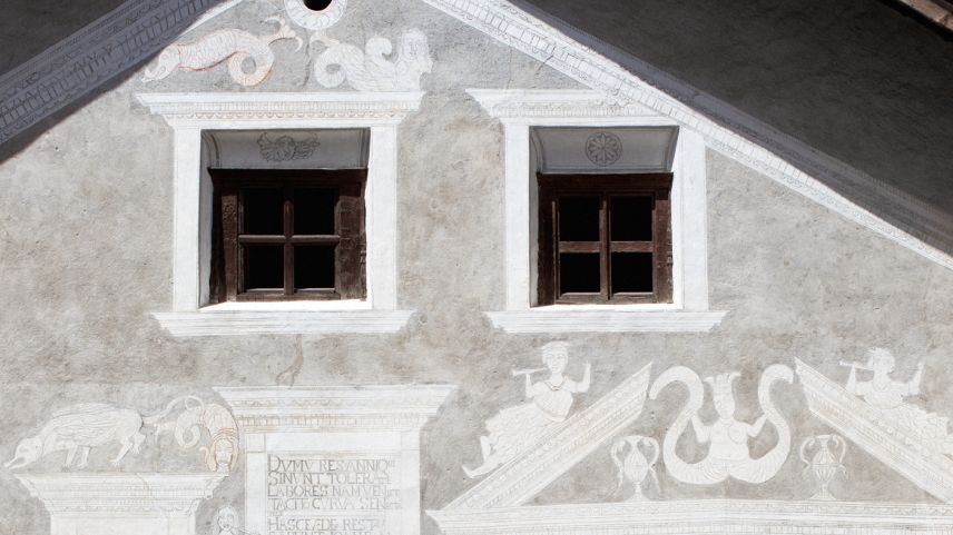 Das neue Buch "Sgrafits" widmet sich der Sgrafitto-Kunst im Engadin und in den Nebentälern. Foto: Marie-Christine Gerber