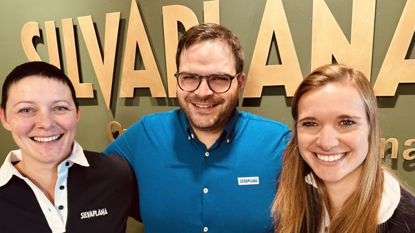 Von links: Claudia Werneke, Infostellenleiterin, Gian Paul Scarpatetti, Tourismuskoordinator und Michelle Kirchhofer, Leiterin Events- und Packages. 
Foto: Silvaplana Tourismus