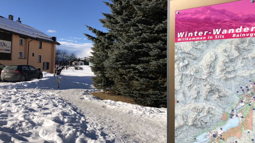 Aus dem Auto aussteigen, Langlaufskis anschnallen und weg. Bis zum letzten Winter war dies vom Fainera-Parkplatz noch bequem möglich. Jetzt ist aus dem Fussweg-/Loipenstück ein Trampelpfad geworden. Foto: Marie-Claire Jur