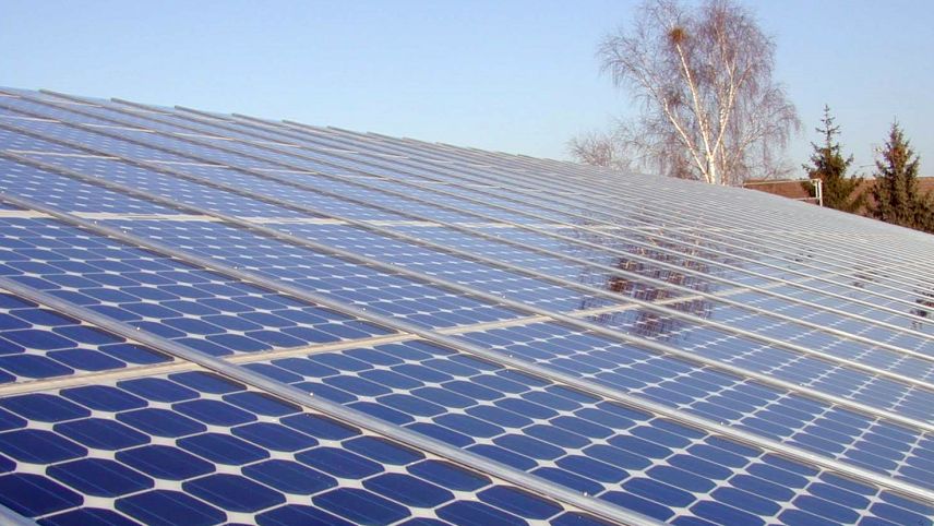 In Val Müstair dessa dar daplüs indrizs solars sün tets e fatschadas (fotografia: mad).