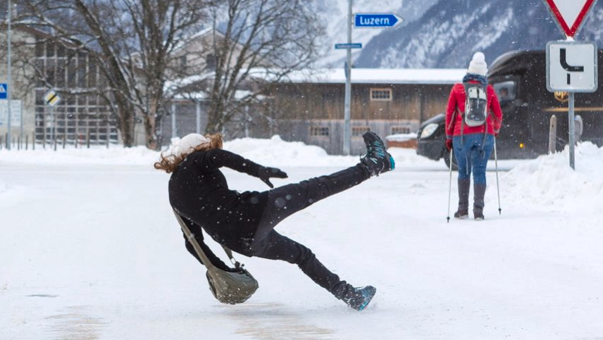 Aufgepasst, vor allem in den frühen Morgenstunden. Dann passieren laut Suva die meisten Sturzunfälle. Foto: Marc Weiler
