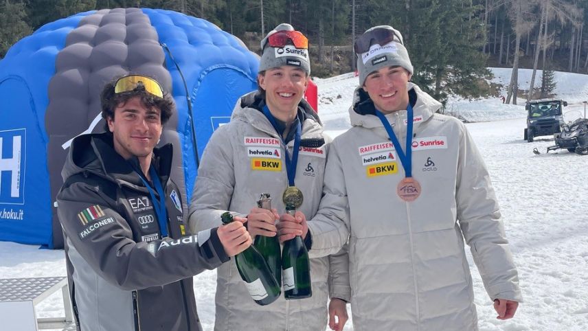 Zeit zum Anstossen: Das Podest der Alpencup-Gesamtwertung der Herren, Isai Näff in der Mitte, rechts Niclas Steiger. Foto: Marco Isenschmid/Swiss-Ski