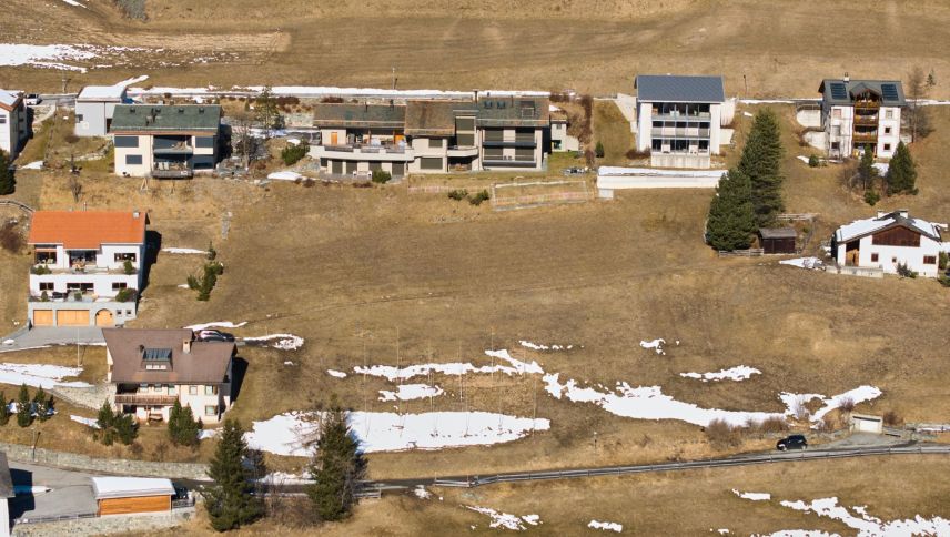 Ils profils da fabrica per la surfabricaziun cun prümas abitaziuns previsa a Ftan, fotografà als 13 favrer 2026 (fotografia: Michael Steiner).