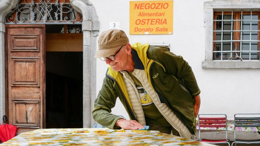 Der 64-jährige Donato Salis führt am Dorfplatz von Bonde seit 35 Jahren seine Osteria mit Lebensmittelladen. Die Ereignisse in Bondo sind an seinem Stammtisch bis heute Dauerthema geblieben.  