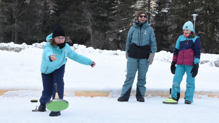 Ils uffants da scoulina e las scolaras ed ils scolars da la primara da Ftan han fat differentas activitats a Sur En, tanter oter eir imprais a cugnuoscher il gö da giovar a tschoccas (fotografia: Nicolo Bass).
