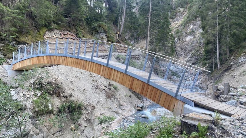 Il cumün da Scuol ha investi bundant ün mez milliun francs illa refacziun e renovaziun da la senda tras la Clemgia. Intant es quella però darcheu serrada (fotografia: Nicolo Bass).