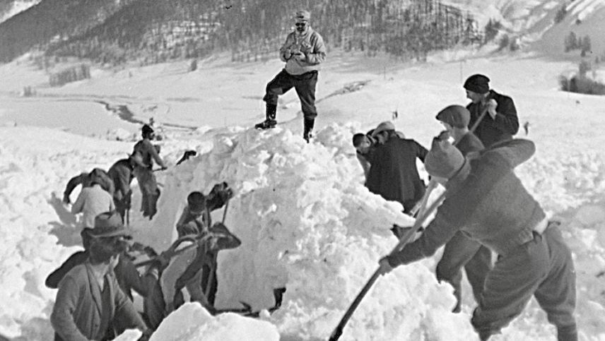 Helfer nach dem Lawinenunglück in Zuoz. Foto: Kulturarchiv Oberengadin/Gustav Sommer