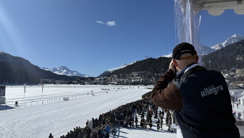 Mit dem Felstecher beobachtet der Speaker das Rennen. Foto: Fadrina Hofmann