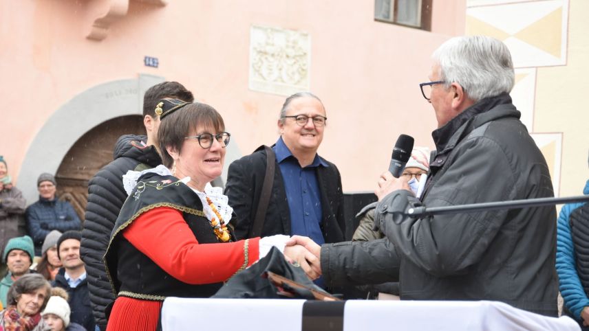 Aita Zanetti es gnüda saramantada sco capo cumünal da Scuol (fotografia: Nicolo Bass).