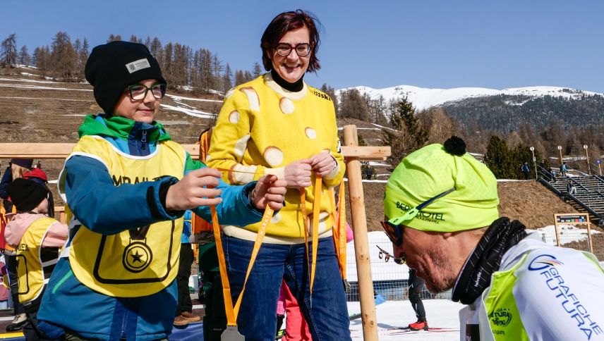 Die höchste Bündnerin, Standespräsidentin Valérie Favre Accola, händigte zusammen mit Kindern im Ziel Teilnehmenden Erinnerungsmedaillen aus. Foto: Jon Duschletta