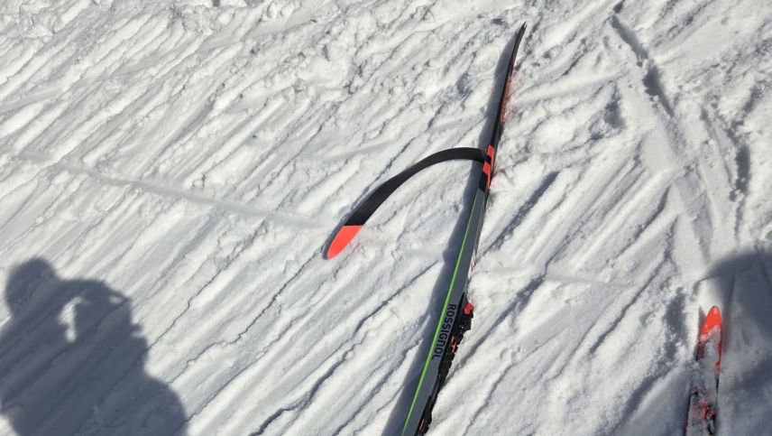 Auch dieser Ski wurde am Loipenrand entsorgt. Foto: Valentin Mächler
