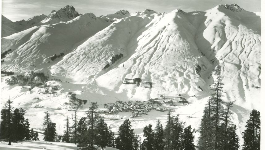 Zuoz und der Albanas-Hang nach der Lawine 1951. Foto: Kulturarchiv Oberengadin