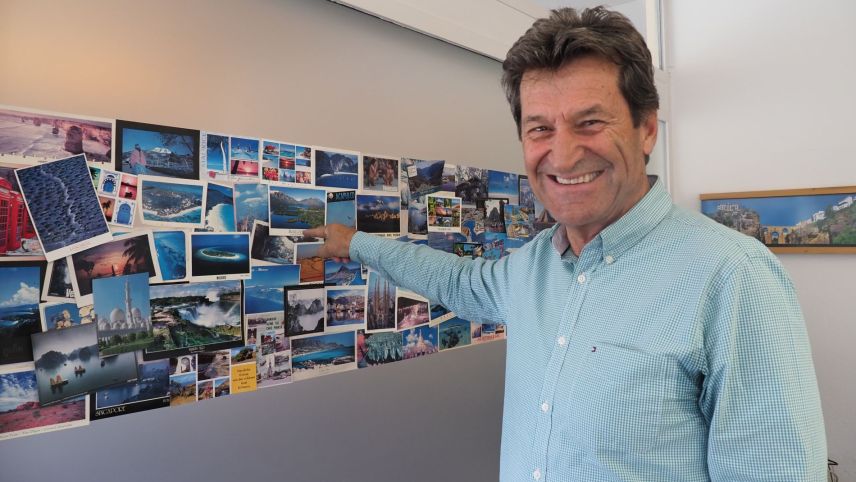 Heini Gantenbein hat viele zufriedene Kunden. Der Beweis hierfür sind die vielen Ansichtskarten in seinem Büro Viva Ferien.
Foto: Marie-Claire Jur