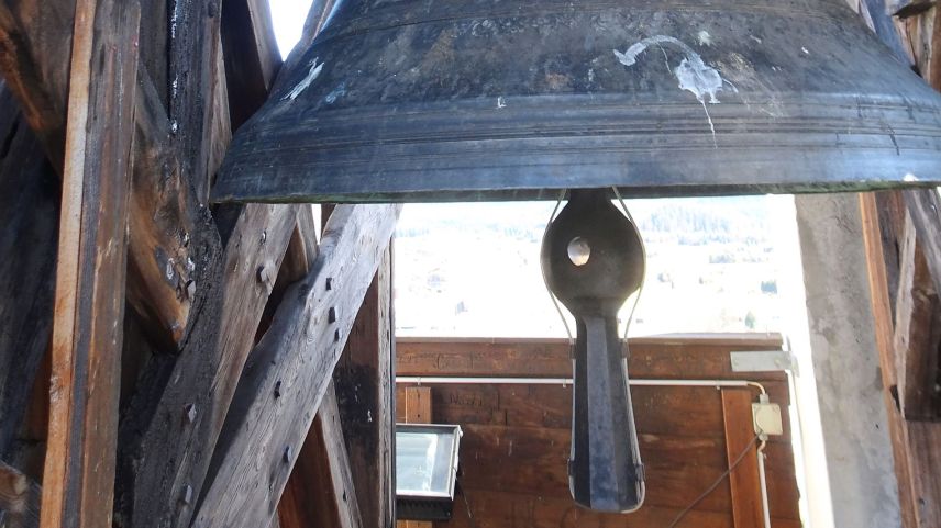 Detailansicht des Klöppels mit Aufhängung und Absturzsicherung an der Samedner Kirchenglocke Nr. 2 «Mezdi». Foto: Hans Jürg Gnehm