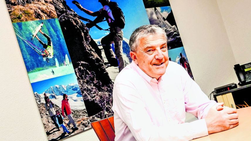 Einen speziellen Bezug hat er zum Silsersee. Über diesen ist er unzählige Stunden gesurft und hat diesen auch sieben Mal beim «Engadiner» mit Langlaufskiern «bezwungen».