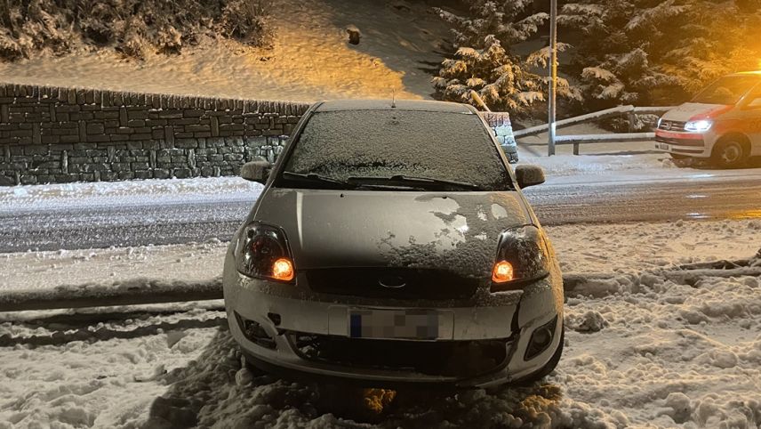 Das Unfallfahrzeug blieb auf der Strasse liegen.