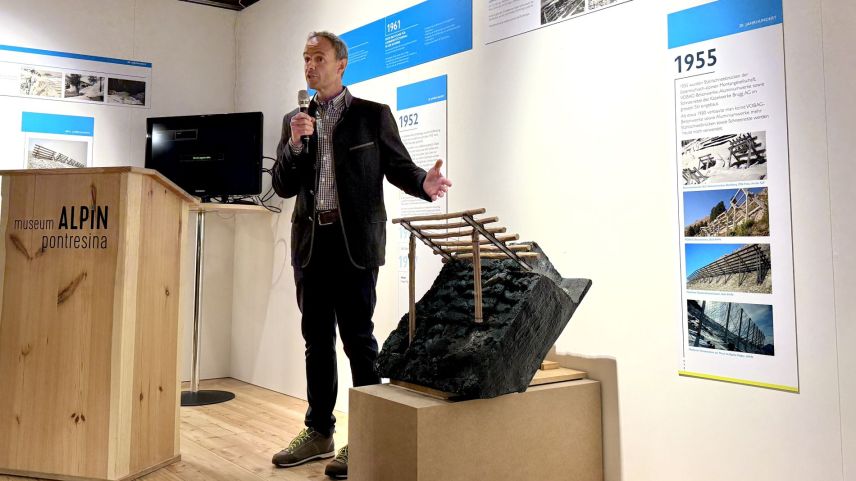 Gian Cla Feuerstein vom Amt für Wald und Naturgefahren hat bei der Ausstellung massgeblich mitgewirkt.  Foto: Fadrina Hofmann