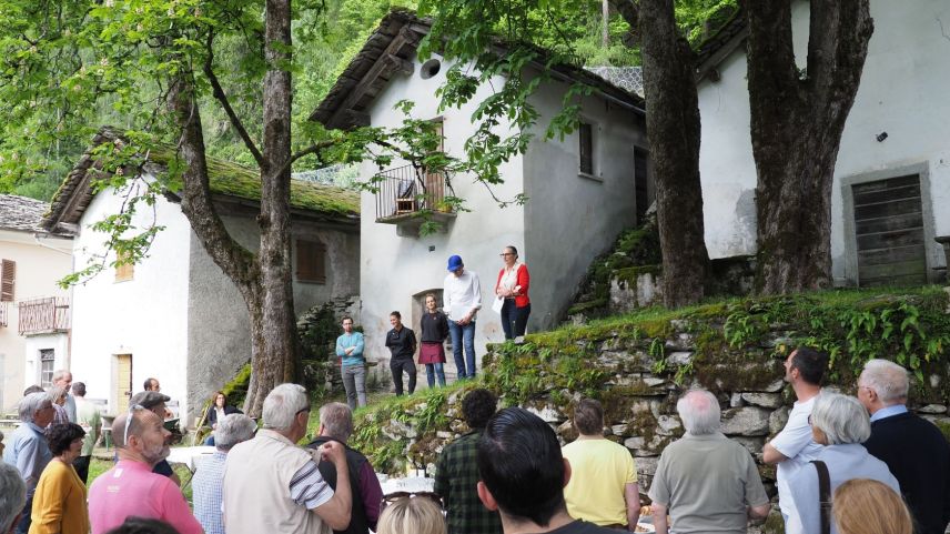 Festlicher Moment letzten Freitag an der Via ai Crott. Foto: Marie-Claire Jur
