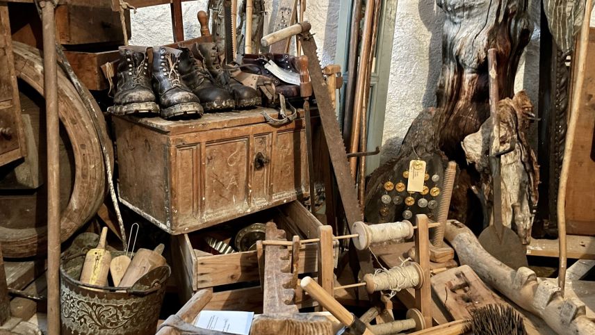 Einige Alltagsgegenstände werden nicht nach Zuoz umgesiedelt. Foto: Fadrina Hofmann