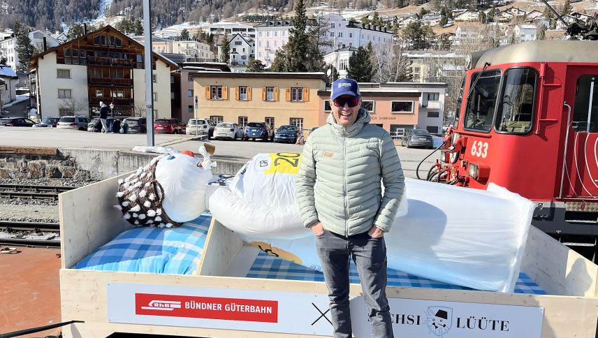 In der Marathonwoche durfte Menduri Kasper einen besonderen Gast begrüssen. Der Zürcher Böögg begleitete den Engadiner. 