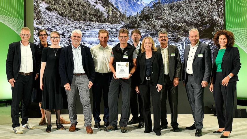 Dem Schweizerischen Nationalpark wurde am «Fahrtziel Natur» Award 2023 in Berlin der Sonderpreis verliehen. Stefan Triebs präsentiert die Urkunde für den SNP. Foto: DB AG/ Ralf Kranert