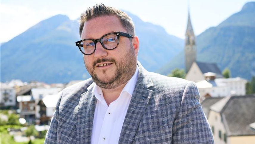 Sco schef dal persunal pro’l Departamaint federal d’affars exteriurs sto il diplomat Chasper Sarott agir e reagir in ­situaziuns difficilas, sco per exaimpel actualmaing pro la guerra i’l Iran (fotografia: Michael Steiner).