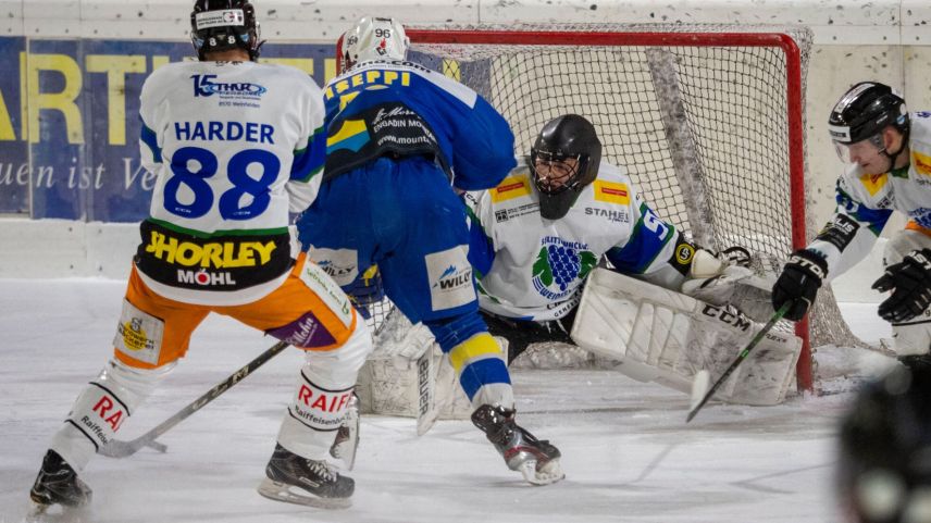 Iseppi trifft zum 5:1 für den EHC St.Moritz.   Foto: Daniel Zaugg