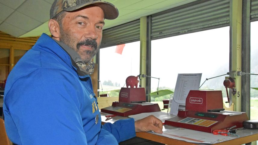 Silvio Pitsch ist für die Organisation des Bündner Kantonalschützenfestes im Schiessstand Sielva in der Val Müstair zuständig Foto: Nicolo Bass