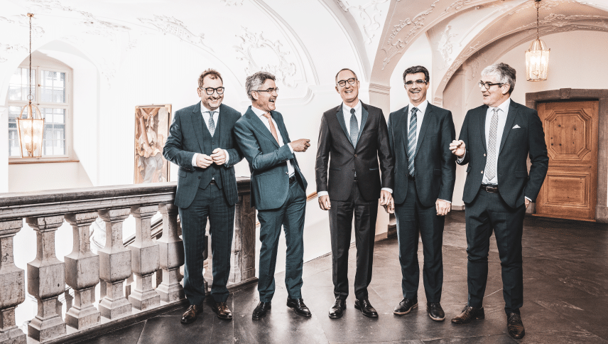 Damals hatten die Regierungsräte noch gut lachen (von links): Peter Peyer, Mario Cavigelli, Christian Rathgeb,  Marcus Caduff und Jon Domenic Parolini. Von der Regierung des Jahres 2020 sind drei noch im Amt (Foto: Kanton GR).