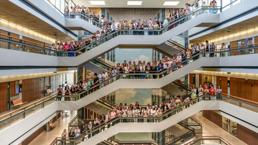 160 Präsidentinnen versammeln sich rund um Bundesrätin Sommaruga im Treppenhaus des Gymnaisums Neufeld in Bern. Foto: Jon Duschletta