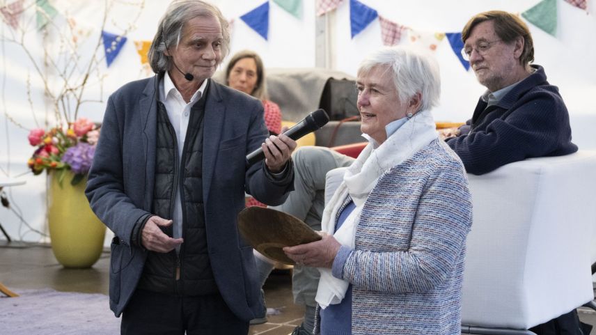 Monika Peter war Schülerin in den Anfangsjahren der Bergschule. Moderator Jakob Fuchs befragt sie zu ihrer Zeit in den 1950er Jahren im Unterengadin. Bild: Mayk Wendt