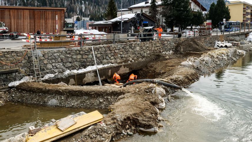 Die Wasserbaustelle im Inn-Flussbett verlangt allen Beteiligten, insbesondere aber den Bauarbeitern, alles ab. Foto: Jon Duschletta