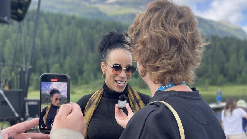Nubya zeigt sich nach dem Konzert begeistert vom Lej da Staz. Foto: Fadrina Hofmann
