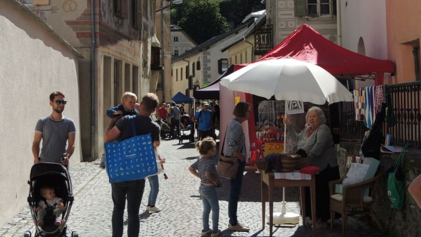 Il Marchà d’Ardez es gnü realisà eir ingon sülla via tras cumün cun divers stands cun prodts artischans e paurils (fotografia: Benedict Stecher).