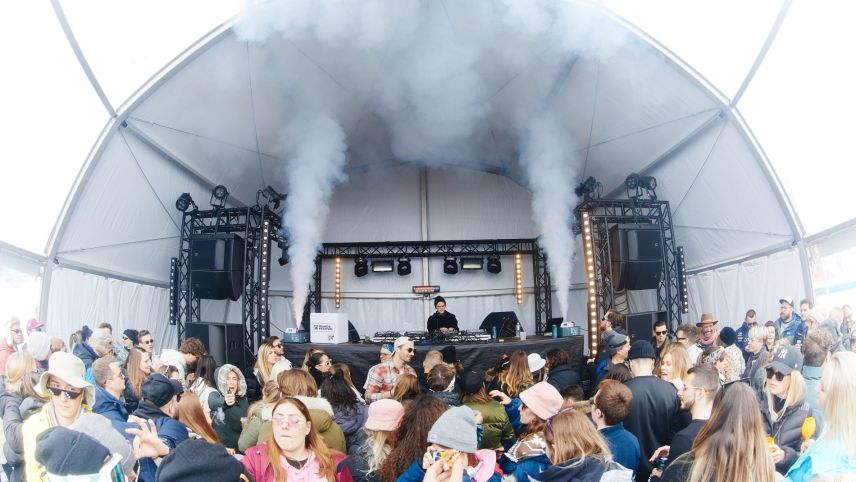 Die Outdoorbühne heizte trotz kurrzeitigem Schneefall dem Publikum ein.