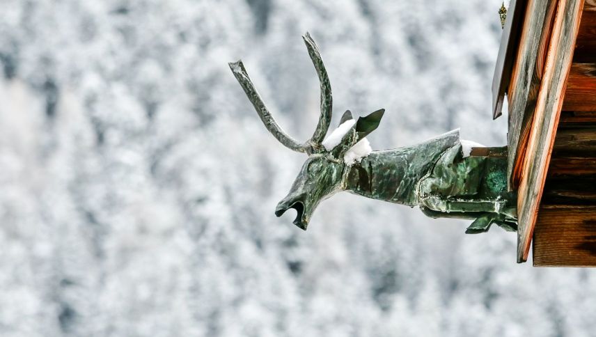 Gian Pedrettis plastische Werke sind im Oberengadin hier und dort auch im öffentlichen Raum zu sehen. Hier ein Wasserspeier in Hirschform an der Chesa Gian Casty in Zuoz. Foto: Jon Duschletta