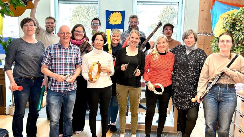 Hinten: Eric Agrippi, ­Sara Nicca, Andrè Gemassmer, Sibylle Häberli, Patrik Würms, Curdin ­Nicolay. Vorne: Monica Conrad, Iniziant Daniel Manzoni, Fadrina Pünter, ­Michelle Freund, Annamarie Agrippi, Tanja Clalüna und Chiara Cortesi. Foto: z. Vfg