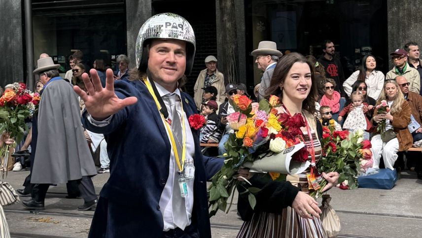 Marc Berthod mit Discokugel-Helm. Foto: Fadrina Hofmann