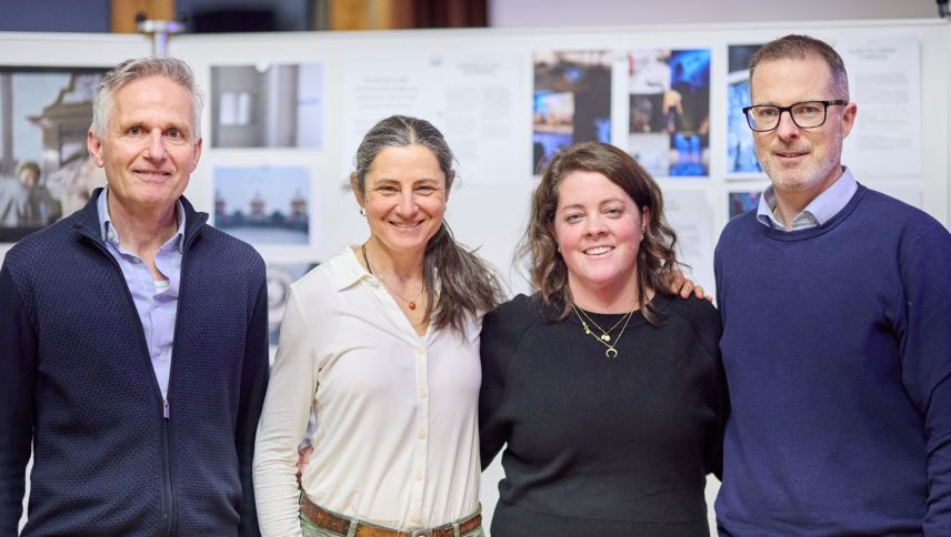 Il mainaproget Christian Müller, Martina Melcher e Martina Zogg da la Società Pro Büvetta Tarasp e’l cusgliader  Orlando Steiner (da schnestra) vöglian salvar la Büvetta (fotografia: Michael Steiner).