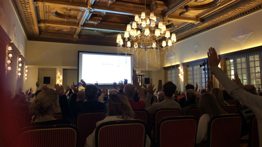 Erstmals fand die St. Moritzer Gemeindeversammlung im Hotel Kulm statt. Foto: Marie-Claire Jur