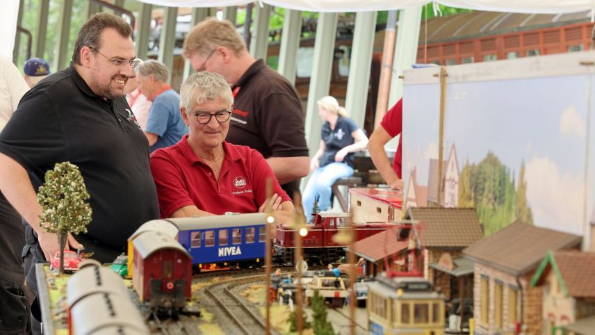Die Modelleisenbahn gefällt auch den grossen Besuchern. Foto: swiss-image.ch/Andy Mettler