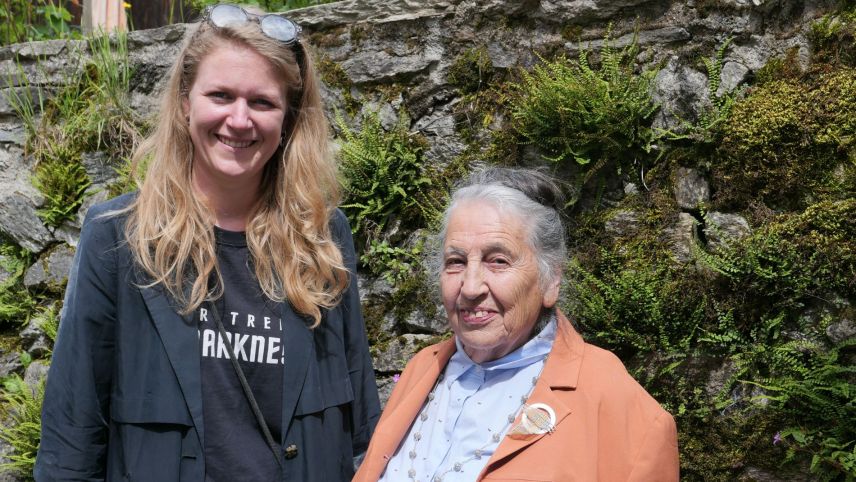 Elvira Salis (rechts) hat beim Bergsturz ihr Haus verloren. Videokünstlerin Lea Schaffner griff dies in ihrer Arbeit auf. Fotos: Elisabeth Bardill