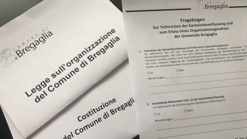 Trockene, aber wichtige Materie: Die Unterlagen zur Teilrevision der Bergeller Gemeindeverfassung und zum neuen Gesetz zur Gemeindeorganisation. Foto: Marie-Claire Jur