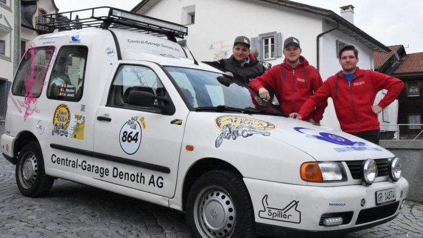 Cun ün töf ed ün auto da maximalmaing 50 chavagls viagian ils quatter giuvens in 18 dis da Tanger fin Marrakesch, sur il Atlas e tras la Sahara inavo al lö da partenza (fotografia: Nicolo Bass).