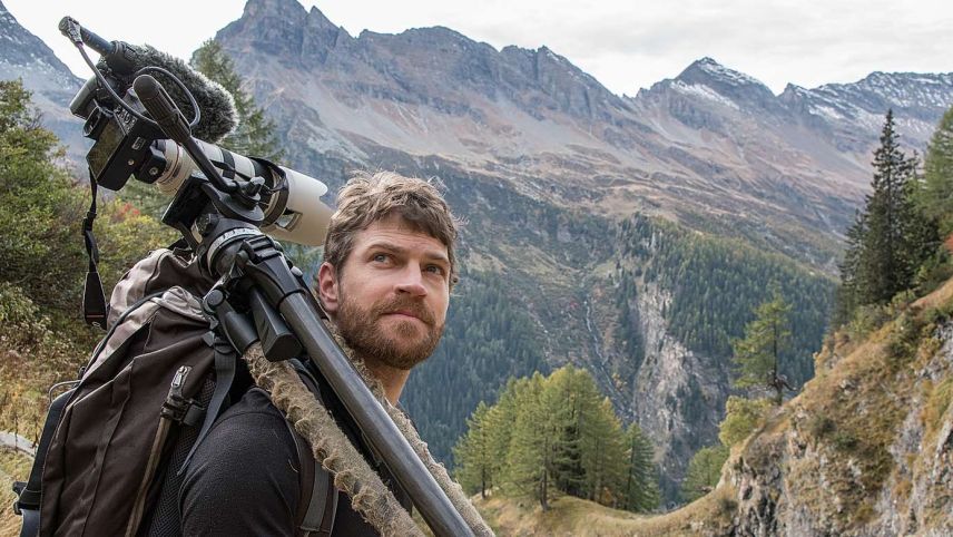 Il filmader Mario Theus ha lavurà var quatter ons vi da seis prüm film da kino «Wild» (fotografia: Stefan Vogel).