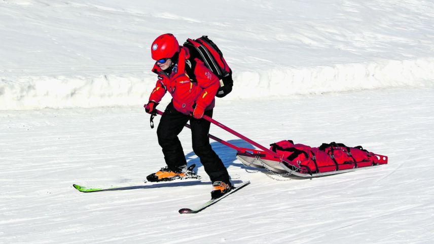 Christian Weber macht sich mit dem Rettungsschlitten zum Unfallort auf. Foto: Stefanie Wick Widmer