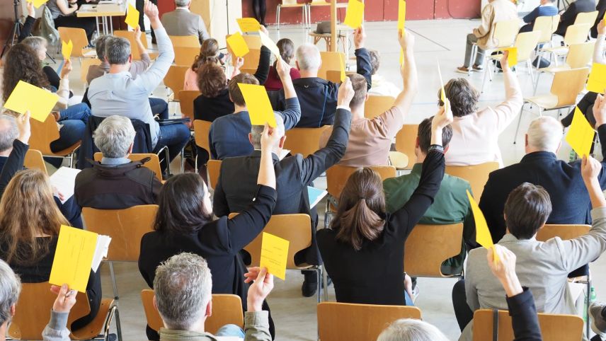 Passa 40 delegadas e delegats han tut part a la radunanza da la Lia Rumantscha a Donat (fotografia: David Truttmann).