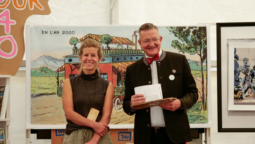 Gioia Deucher Vilchis, CEO des InnHub La Punt, mit Chris Luebkeman bei der Präsentation der Gruppenarbeiten.